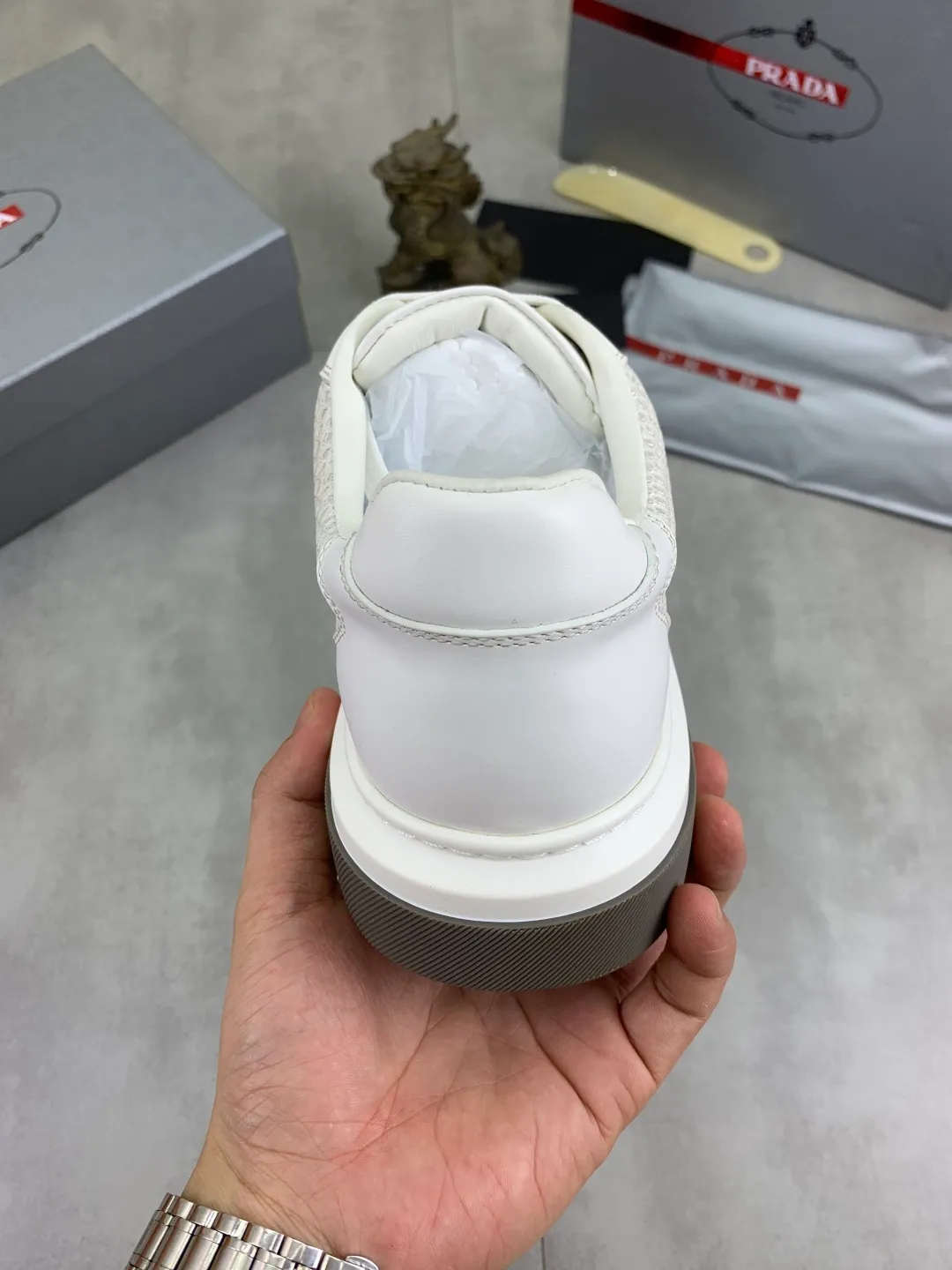 Men's Men's Shoes 💰P560 💰【New Style】 The latest model of high-quality PRADA classic men's shoes has been launched on the official website at a 1:1 replica, synchronized in Hong Kong and on the same catwalk; all made of calfskin➕imported cowhide lining, 🍡🍡original rubber outsole, non-slip and wear-resistant; comfortable on the feet, attractive style, fine workmanship, and simple and neat shoe lasts, highlighting a man's courage and toughness, 👍size 38 to 44 (45 can be customized) black White color🉑️choose